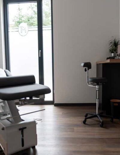 Physiotherapeut bei der Krankengymnastik-Behandlung eines Patienten in Burgdorf.